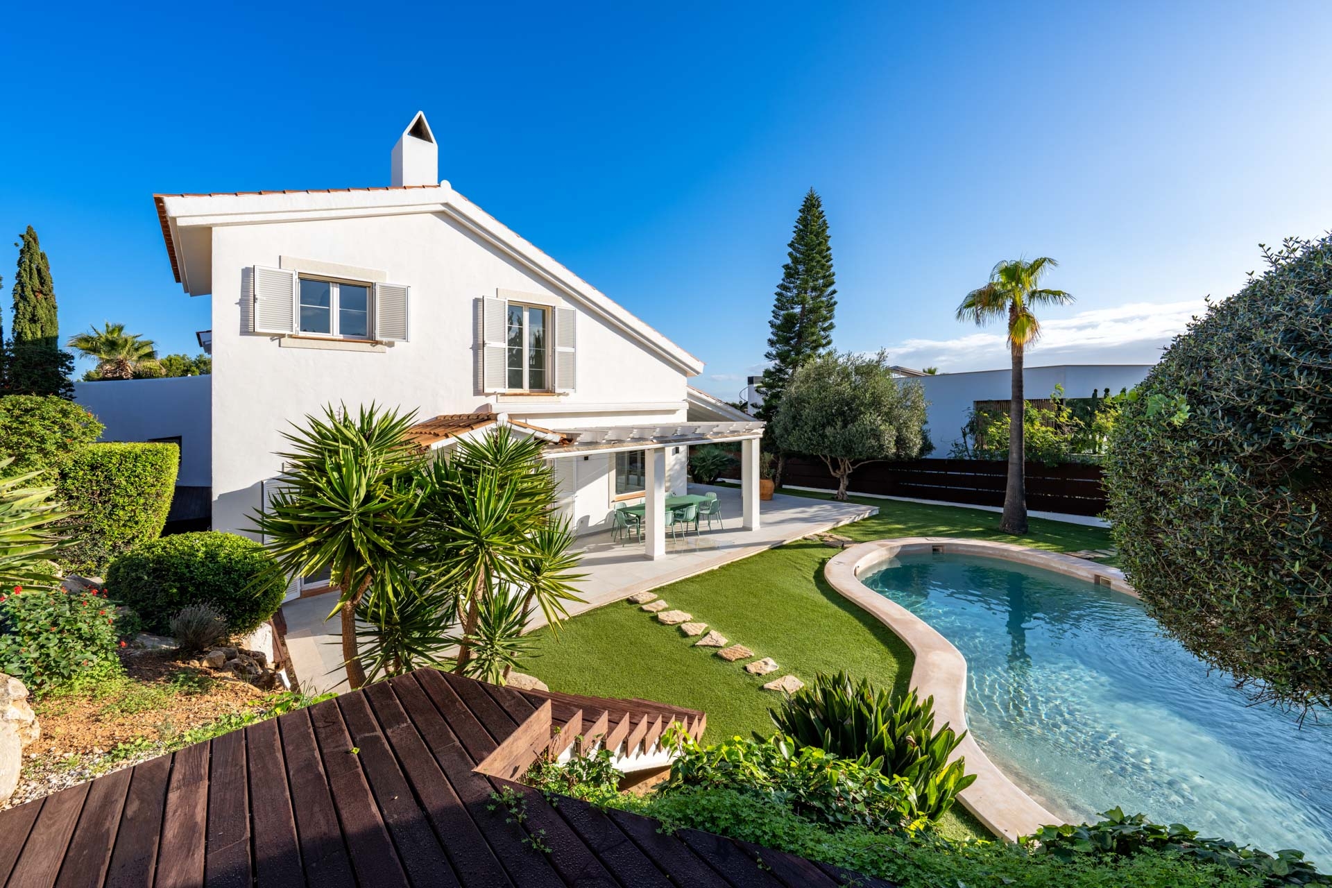 Villa mit Pool und Garten