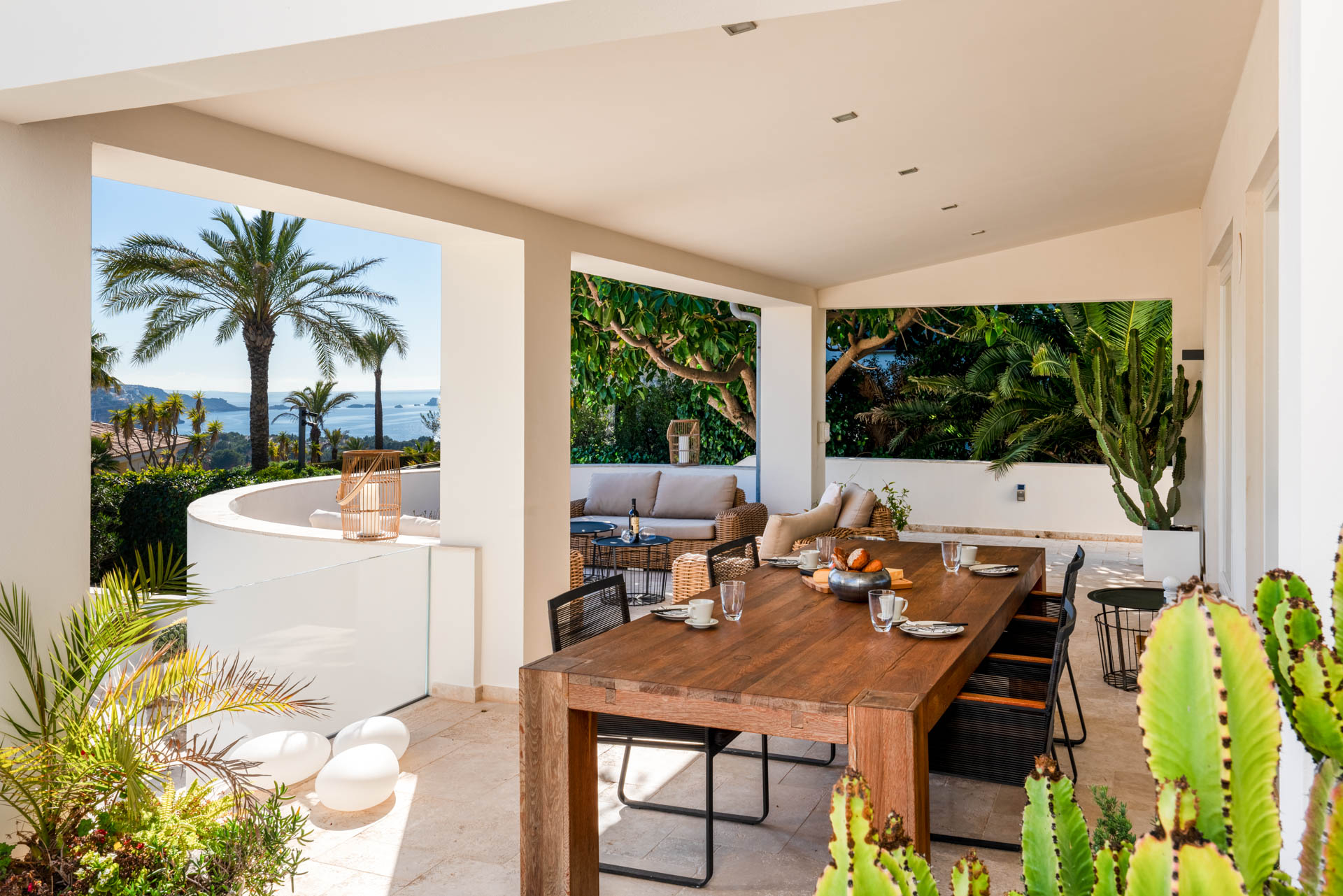 Überdachte Terrasse mit Essbereich