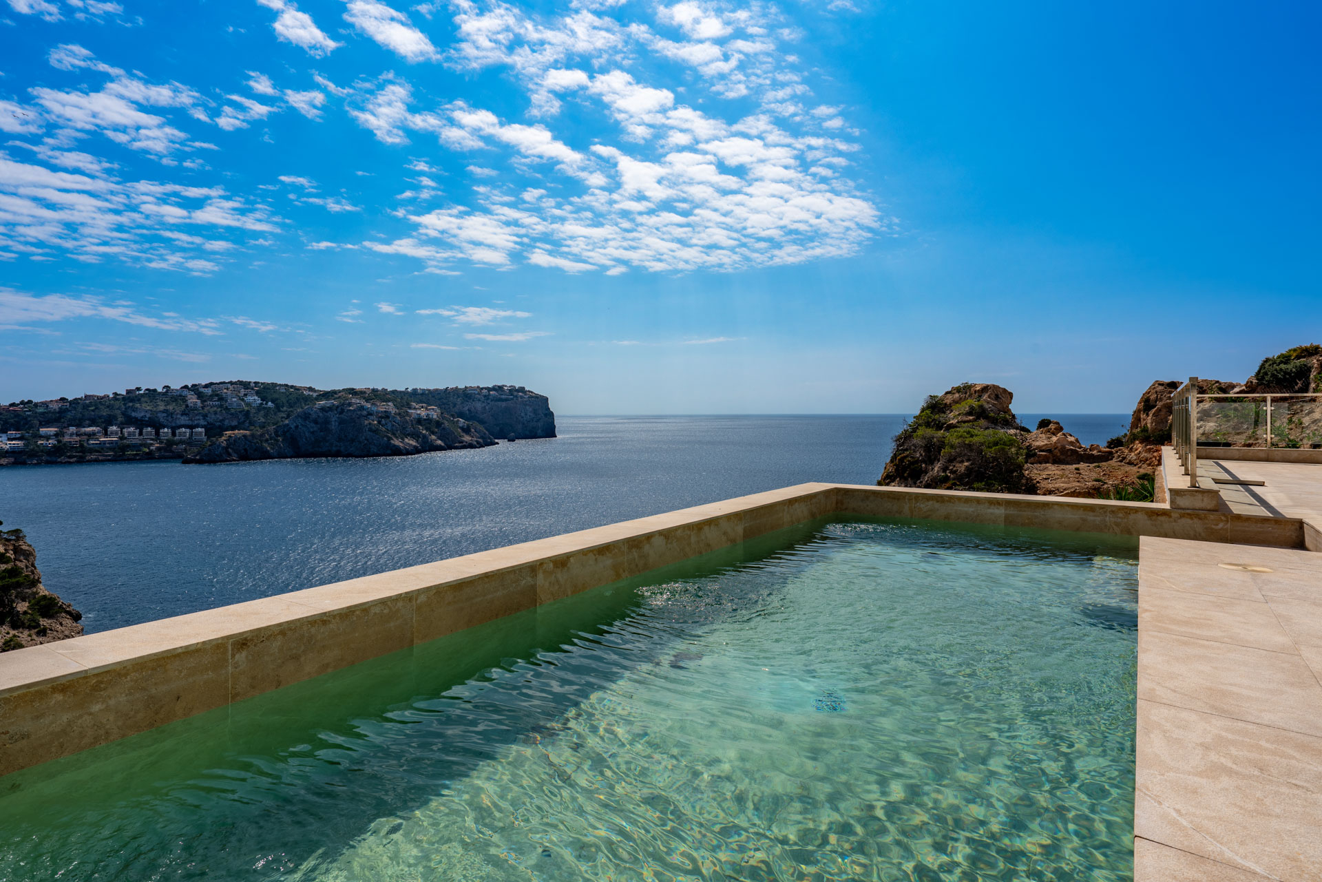 Pool und Meerblick