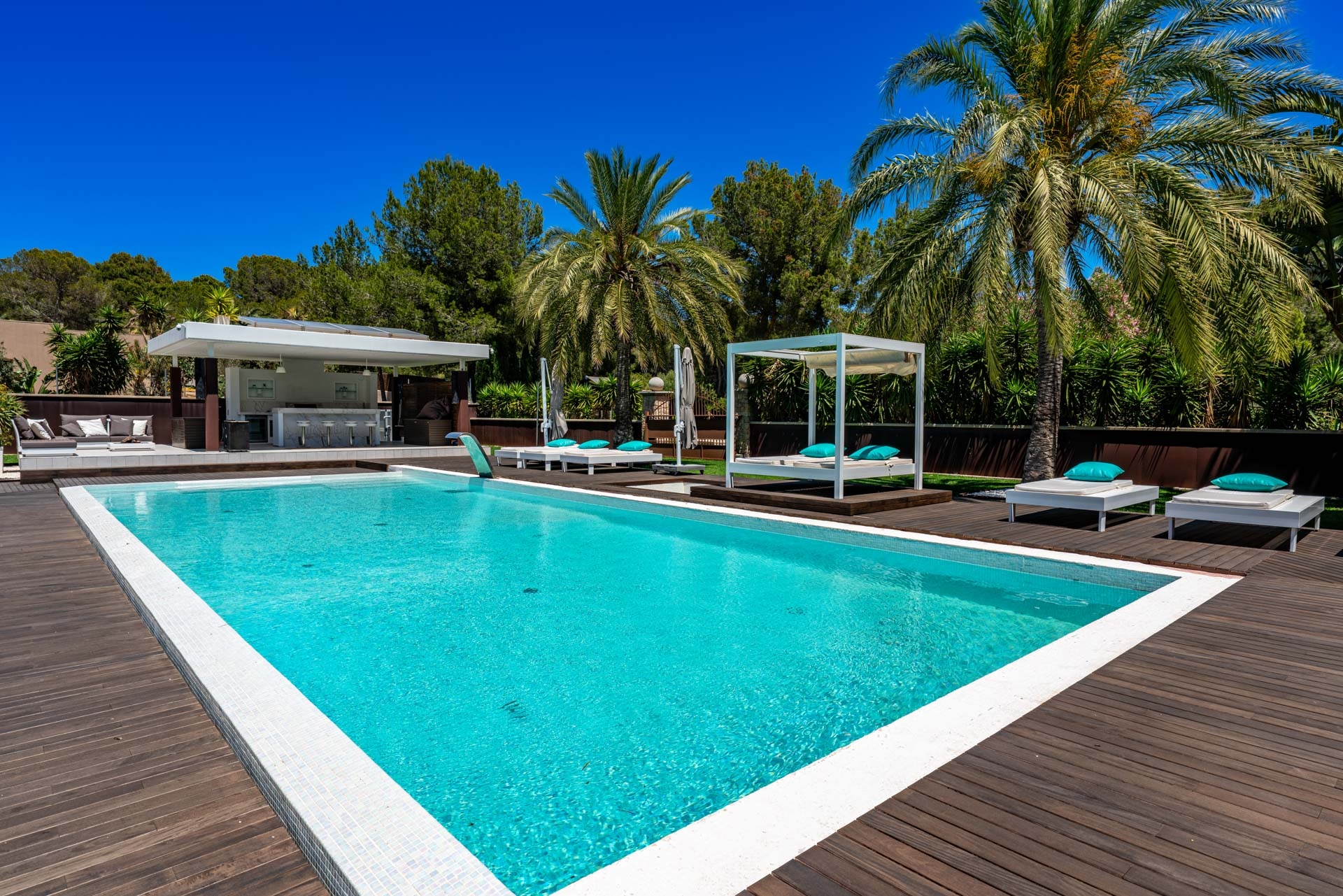 Poolbereich mit Sonnenterrasse