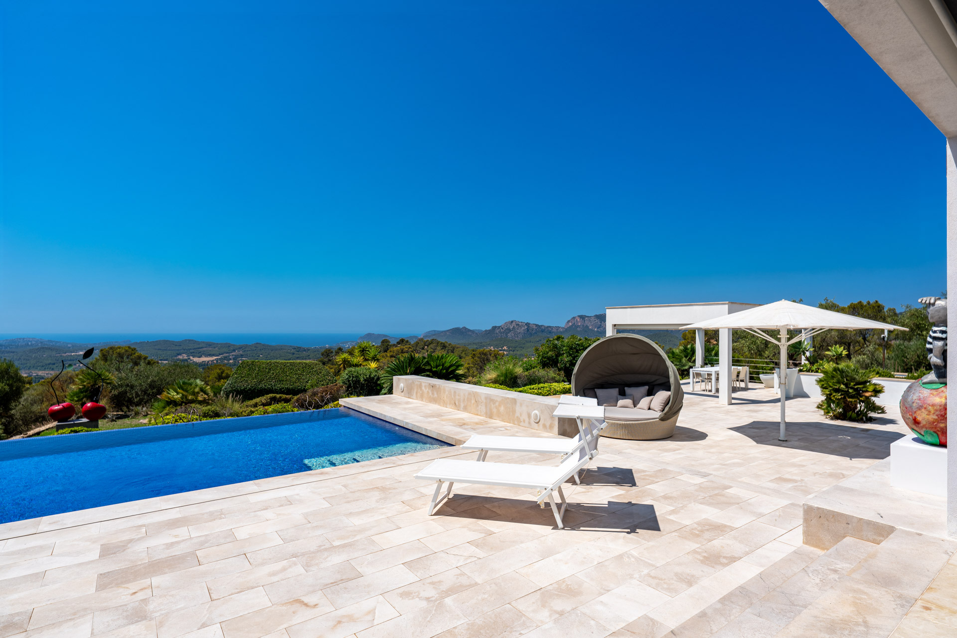 Sonnenterrasse, Pool und Meerblick