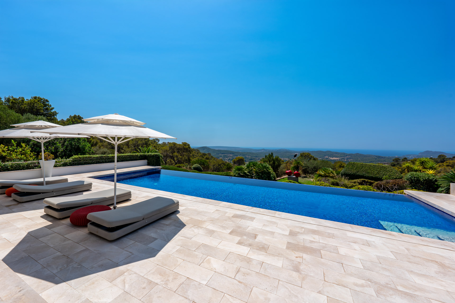 Sonnenterrasse, Pool und Meerblick