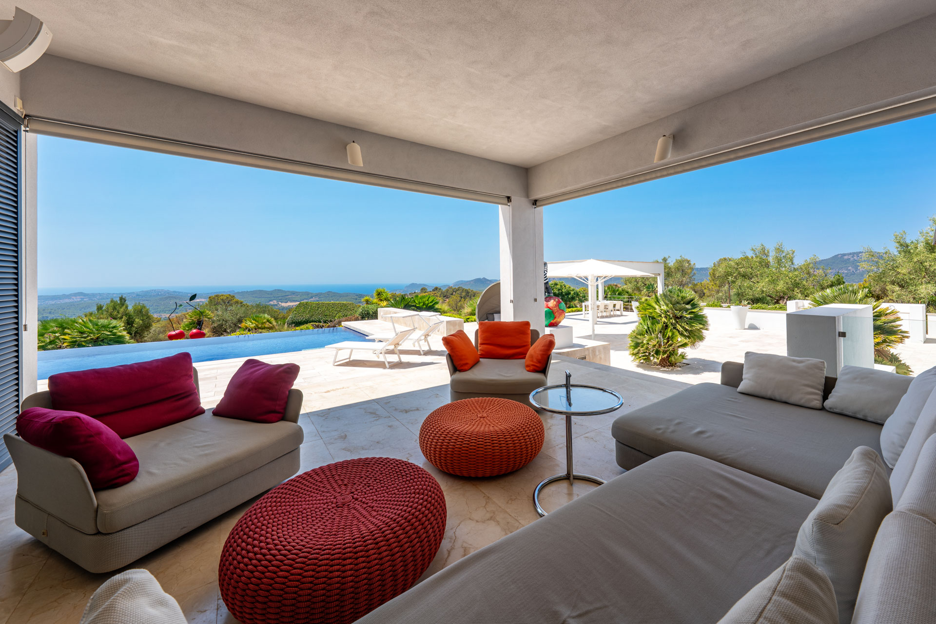 Überdachter Terrassenbereich mit Lounge