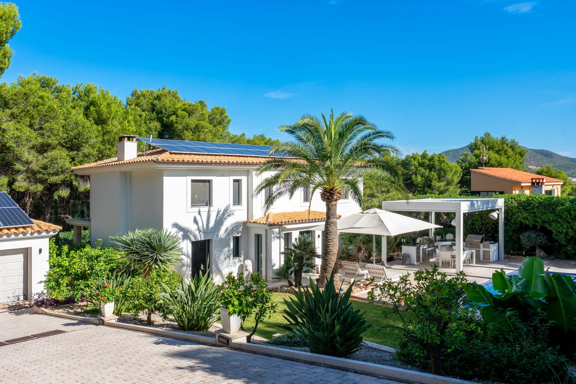 Stylish family villa with pool and garden in a quiet location