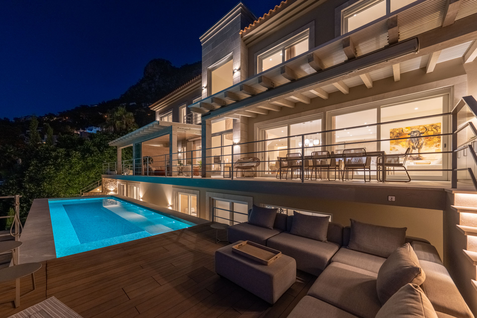 Villa mit Pool bei Nacht