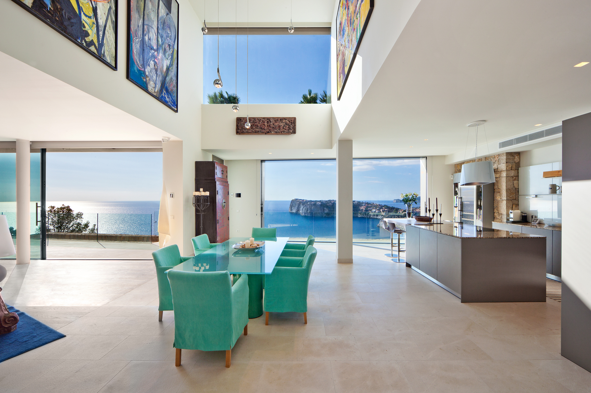 Elegante villa de diseño con impresionantes vistas al mar