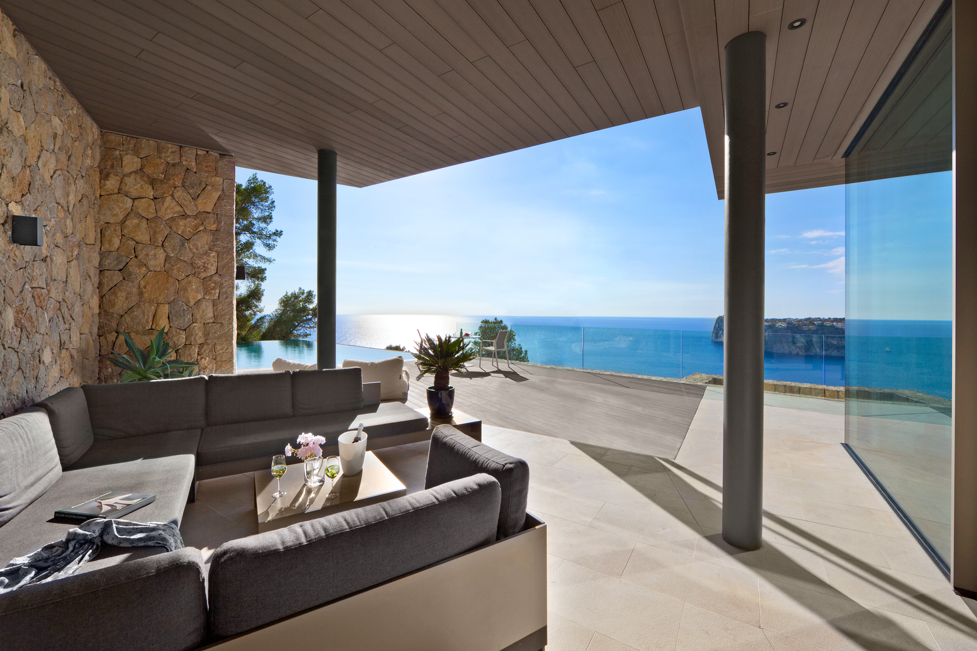 Überdachte Terrasse mit Loungebereich