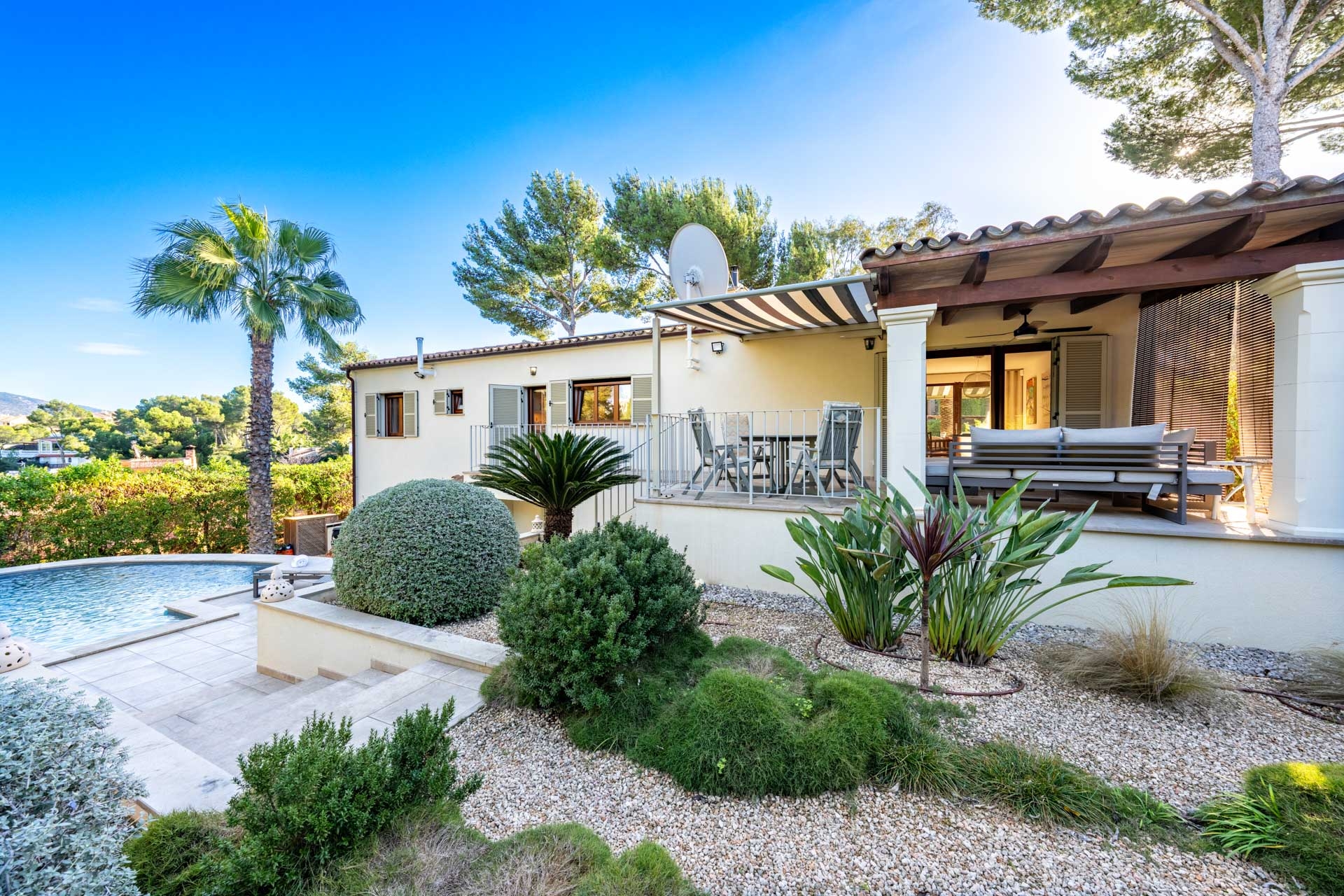 Charming villa with garden and pool in a desirable location