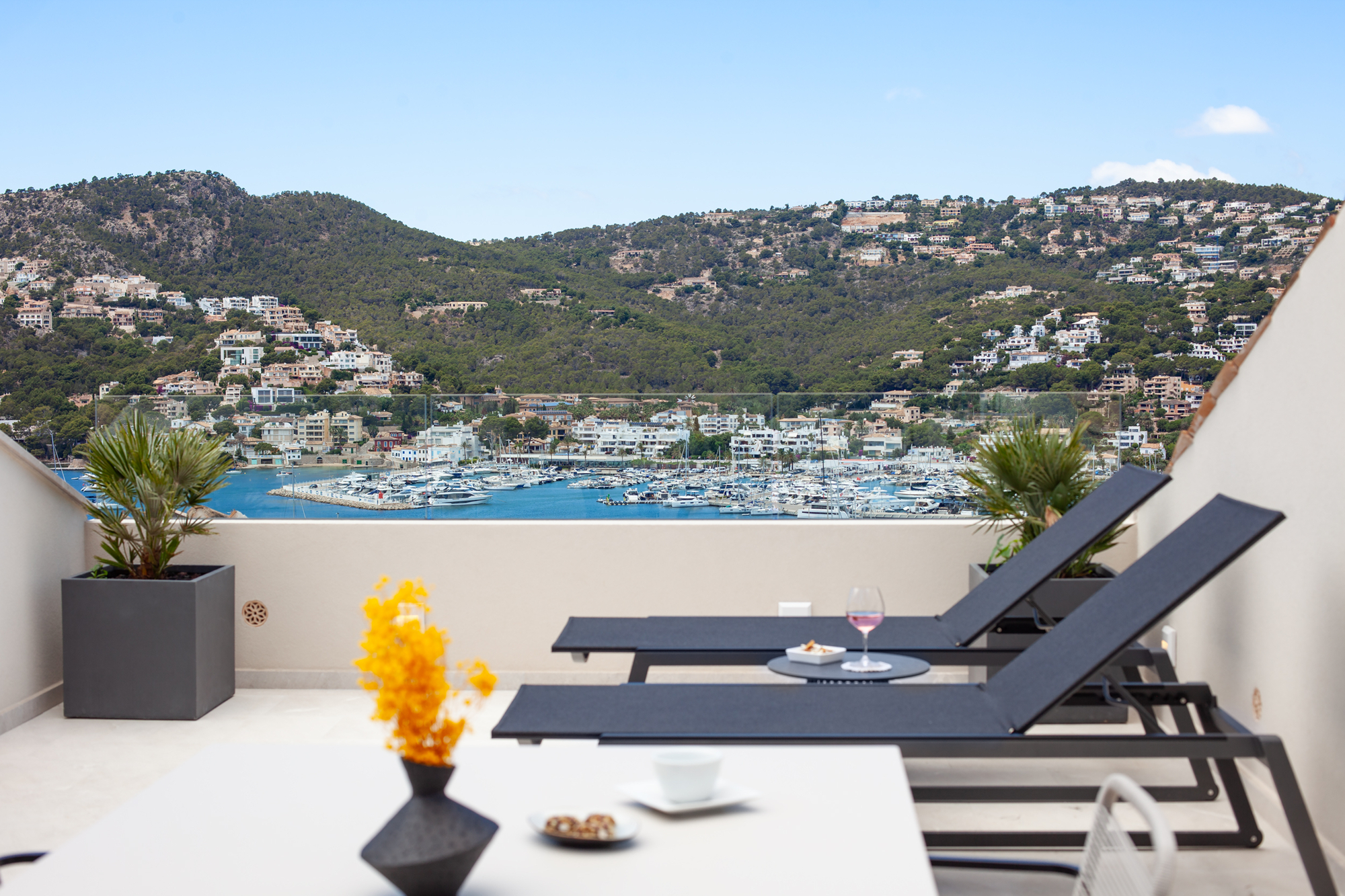Terrasse mit Hafenblick