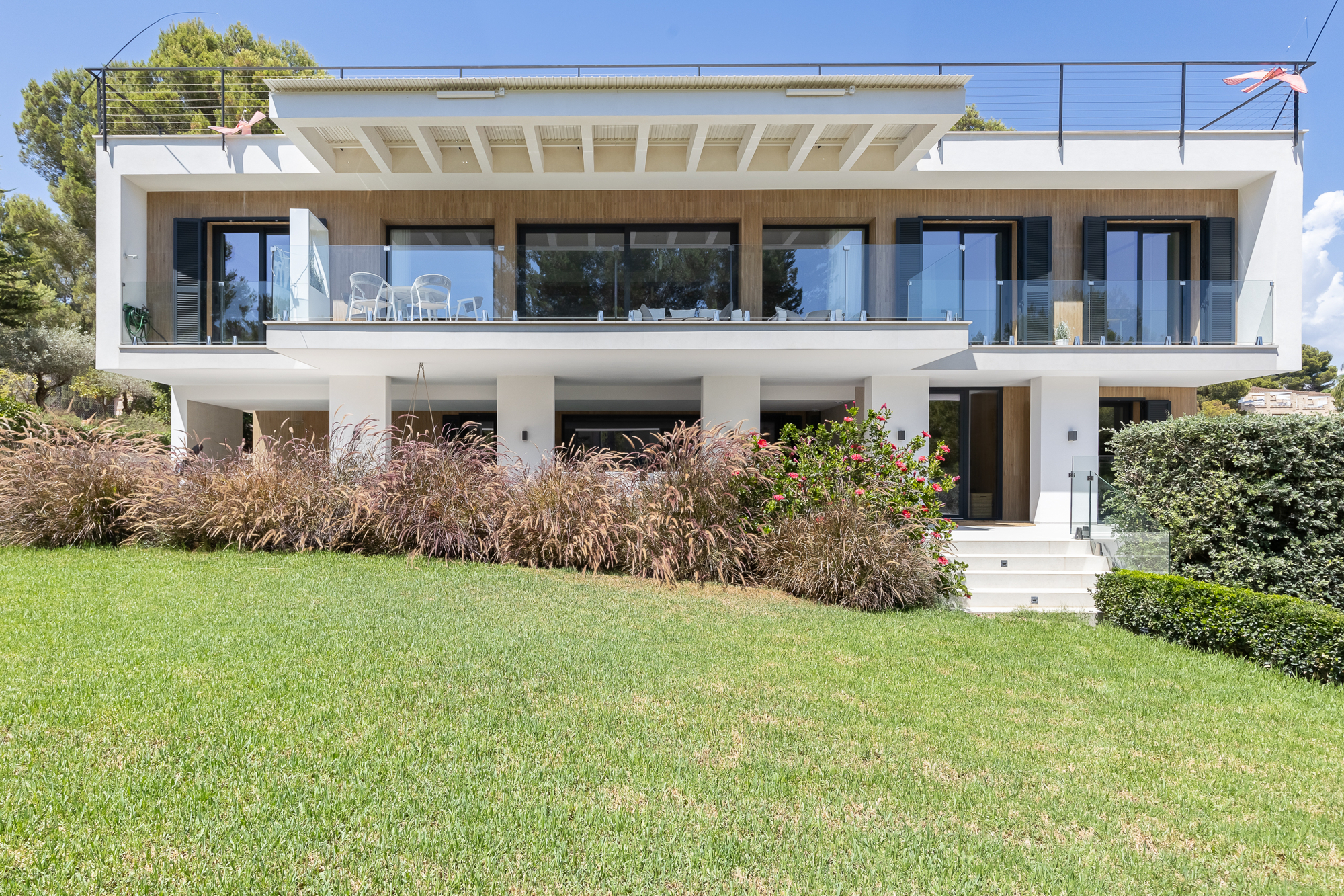 Conjunto de dos Villas exclusivas con dos piscinas, jardín y vistas parciales al mar
