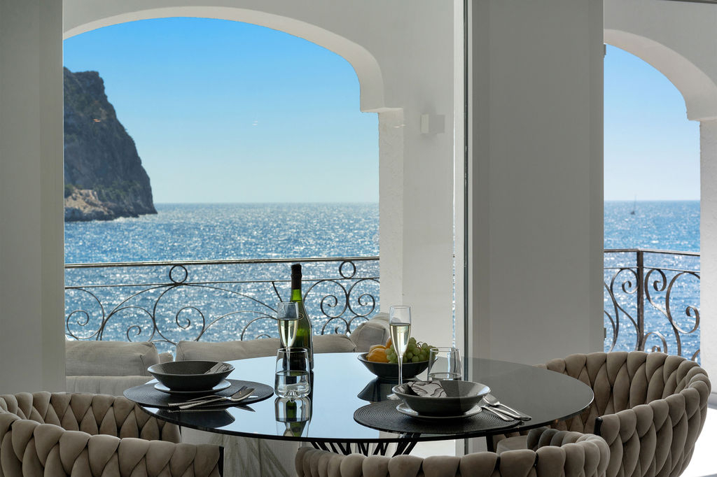 Essbereich mit Blick auf das Meer