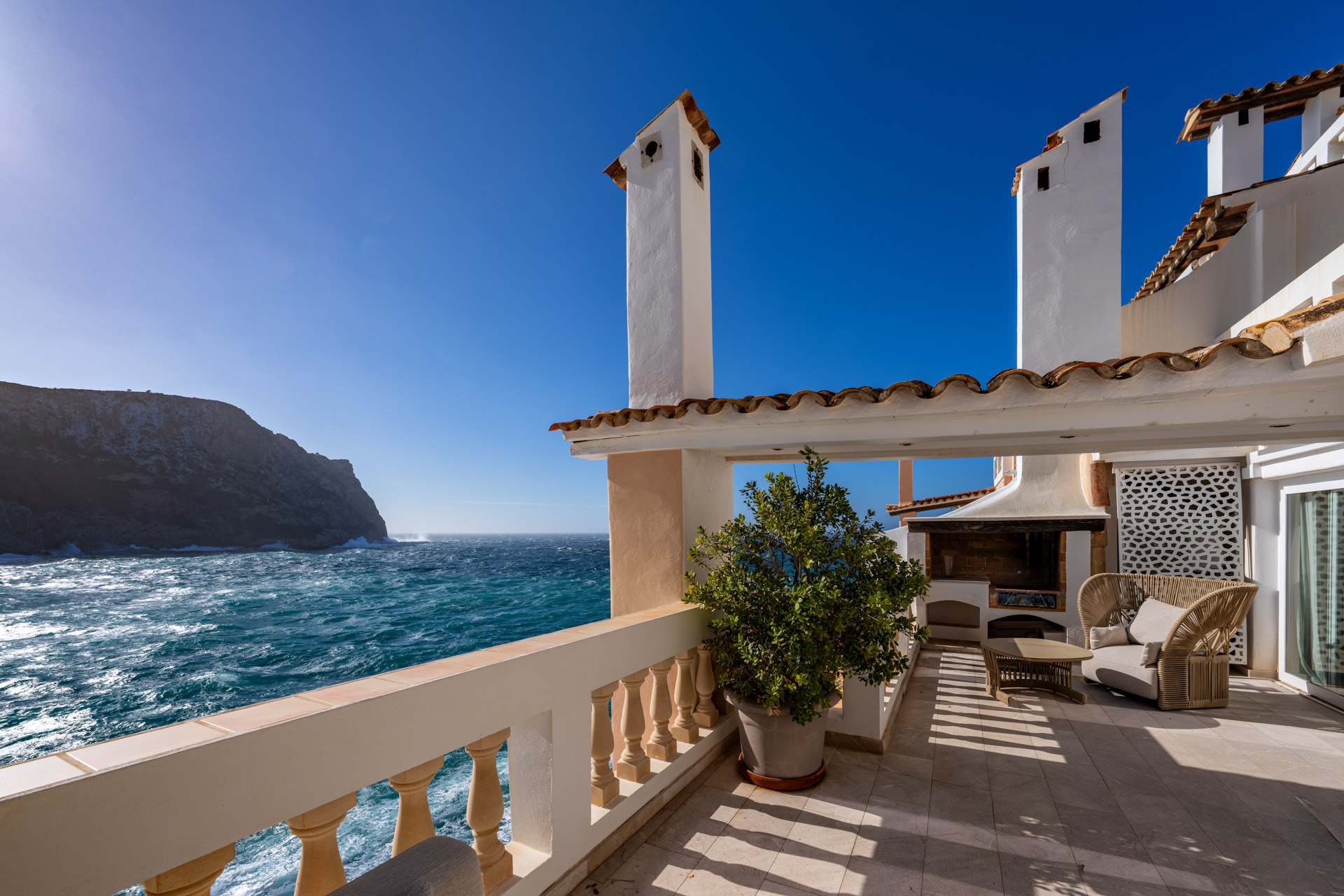Elegante apartamento completamente reformado en primera línea de mar en Cala Llamp