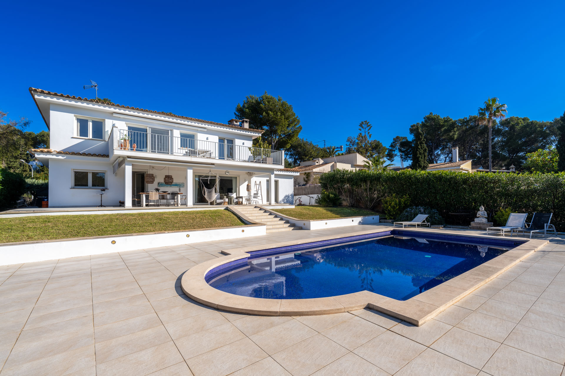 Villa mit Pool und Garten