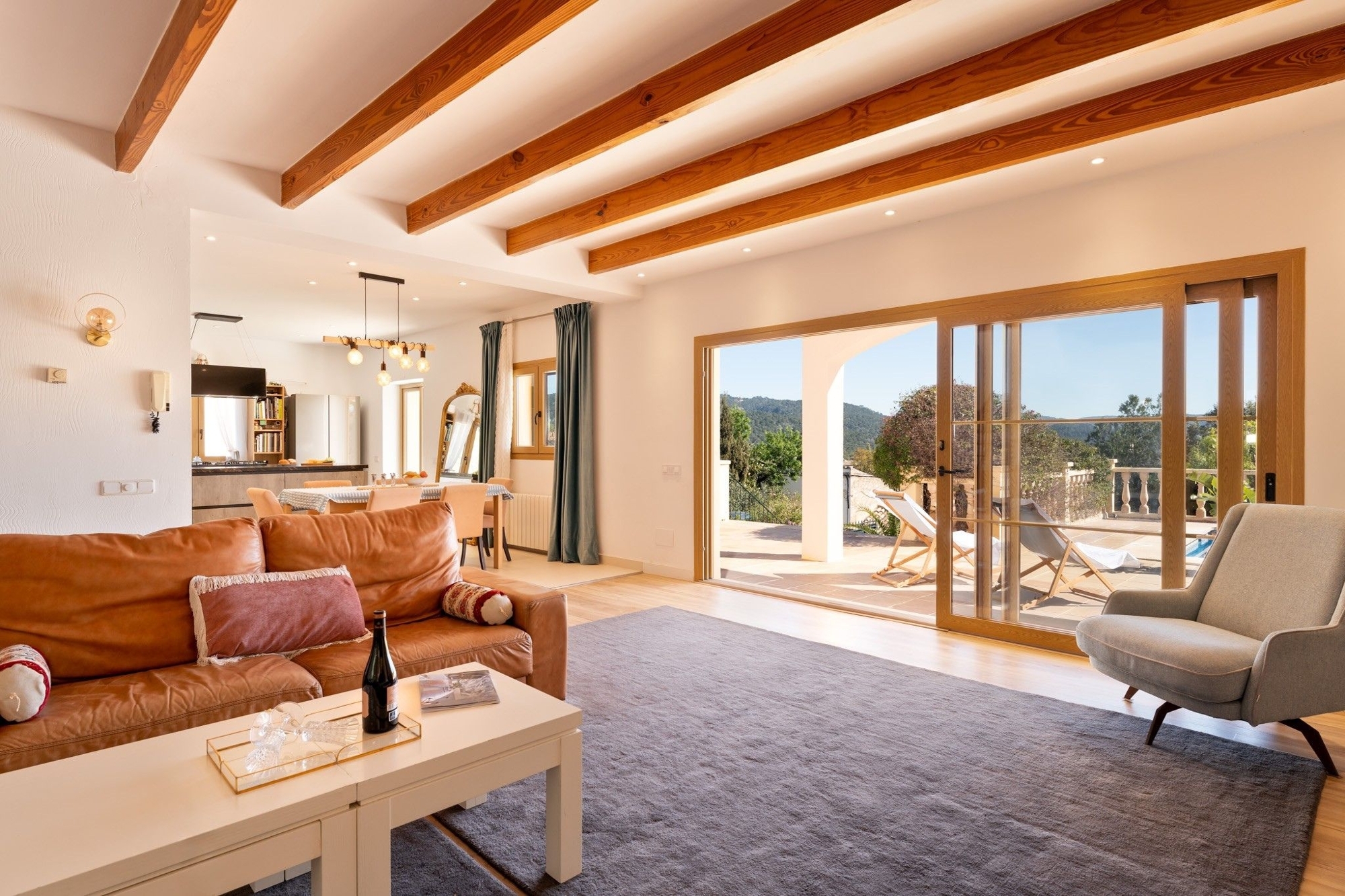 Wohnzimmer mit Zugang zur Terrasse