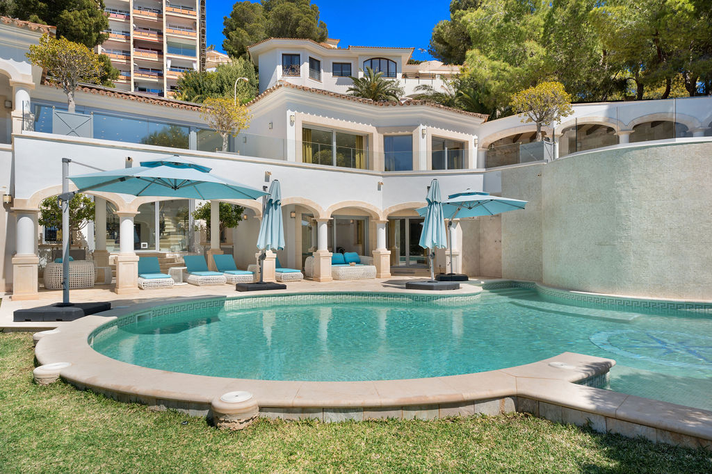 Villa mit Pool und Garten