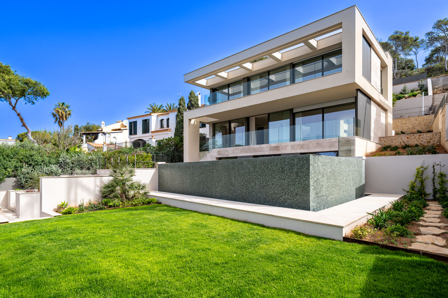 Elegante villa de lujo en una ubicación privilegiada con majestuosas vistas al mar