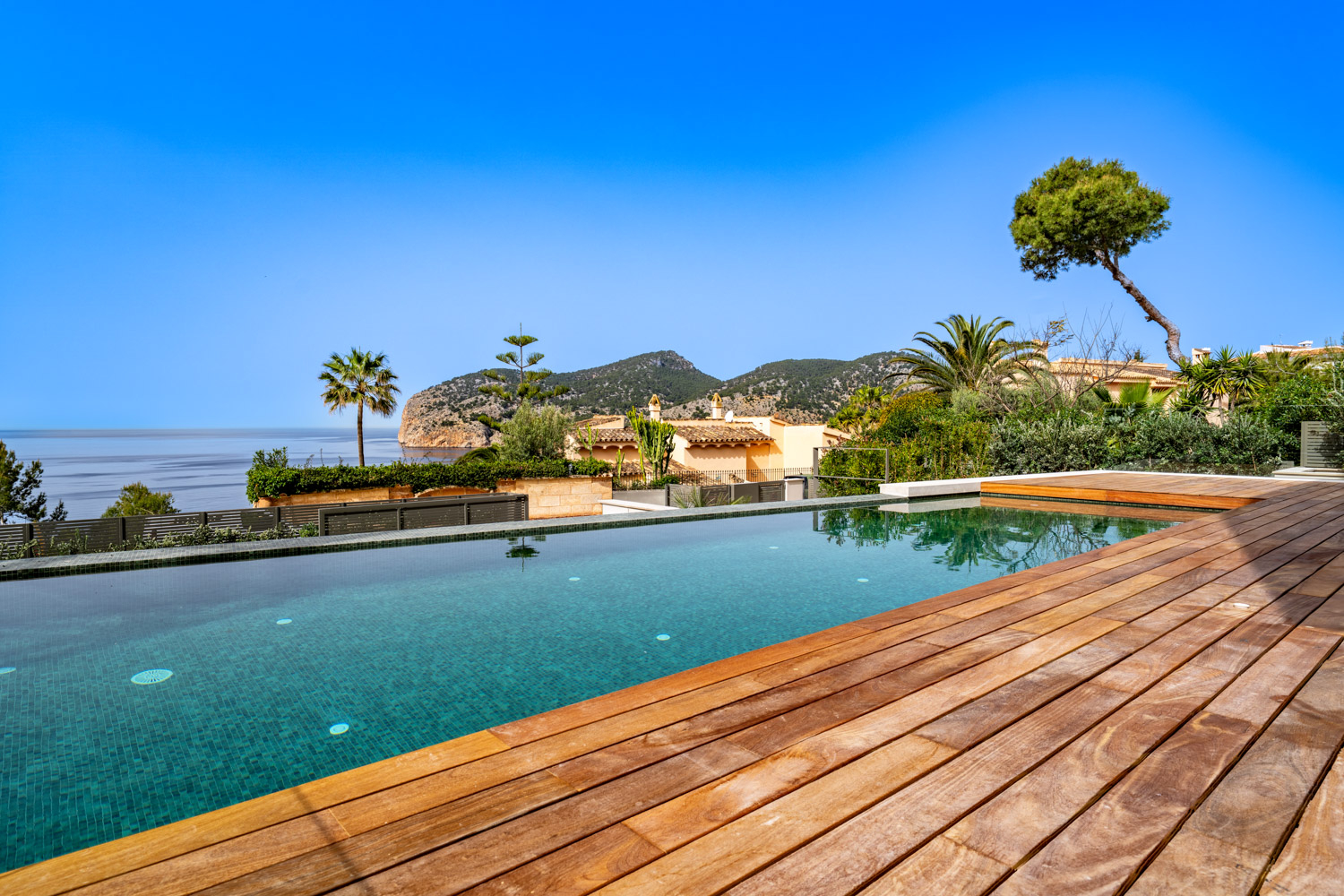 Pool und Sonnendeck