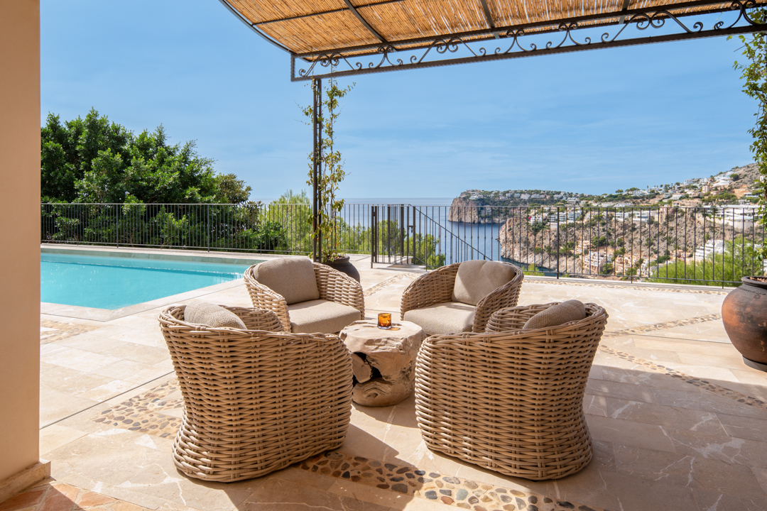Villa completamente renovada en estilo finca moderno con impresionantes vistas al mar