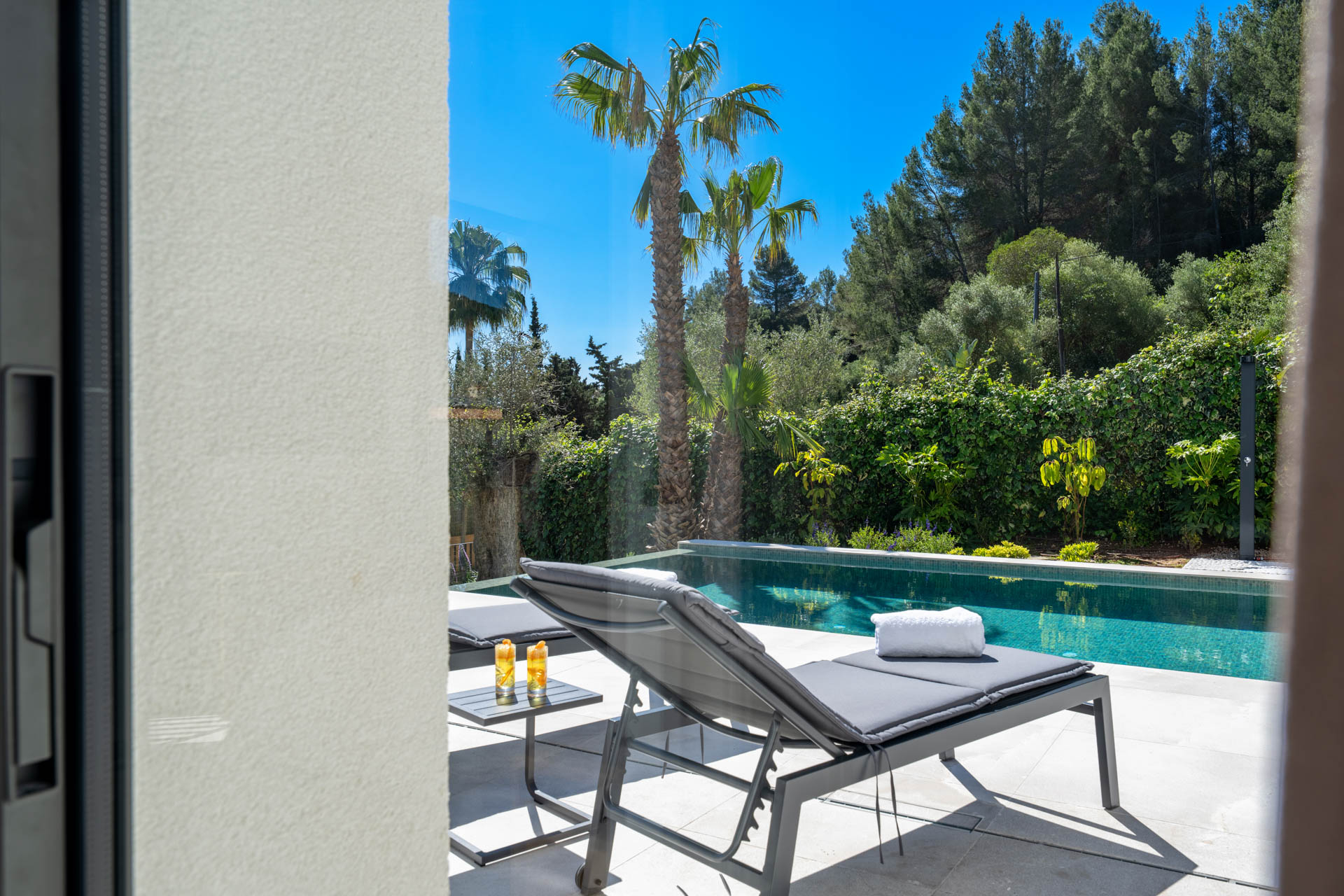 Schlafzimmer mit Zugang zur Terrasse