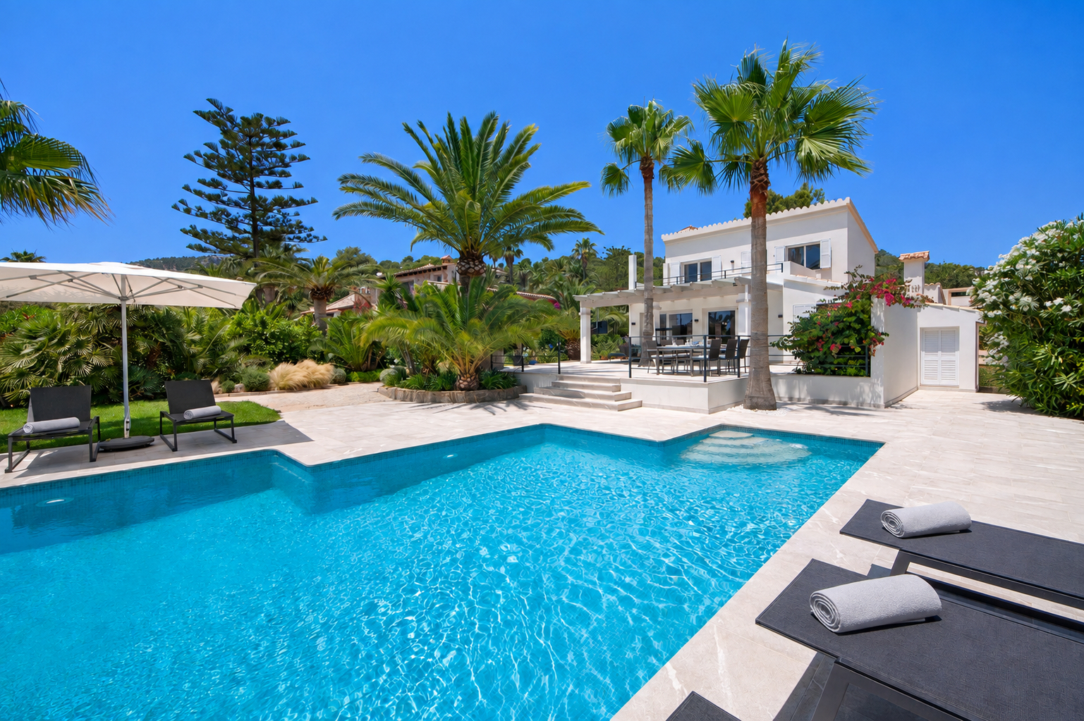 Villa mediterránea con licencia de alquiler vacacional y vistas al puerto