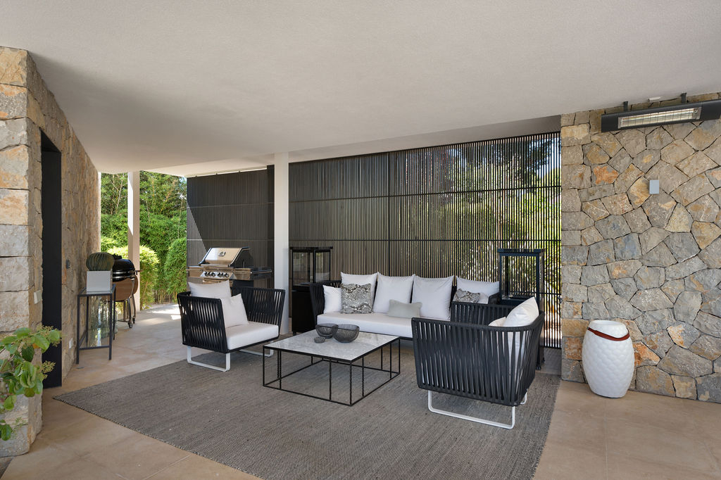 Überdachter Terrassenbereich mit Lounge