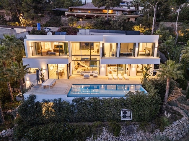 Modern luxury Villa with sea views in a prestigious location