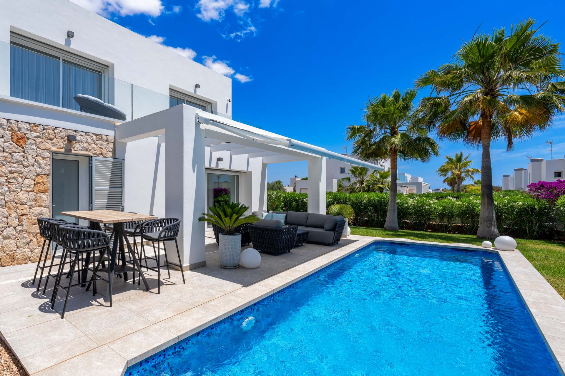 Exclusiva residencia con piscina y jardín en una codiciada zona residencial