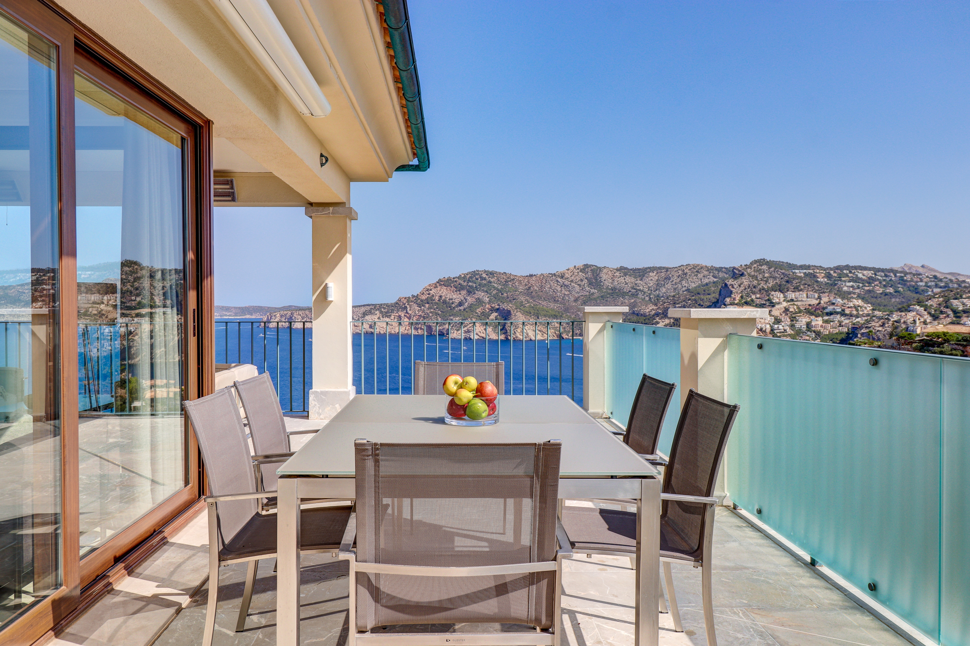 Terrasse mit Essbereich