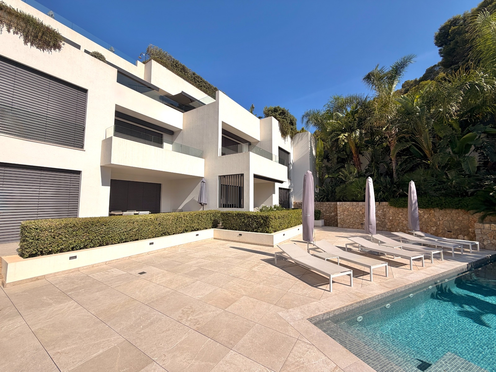 Sonnenterrasse und Pool
