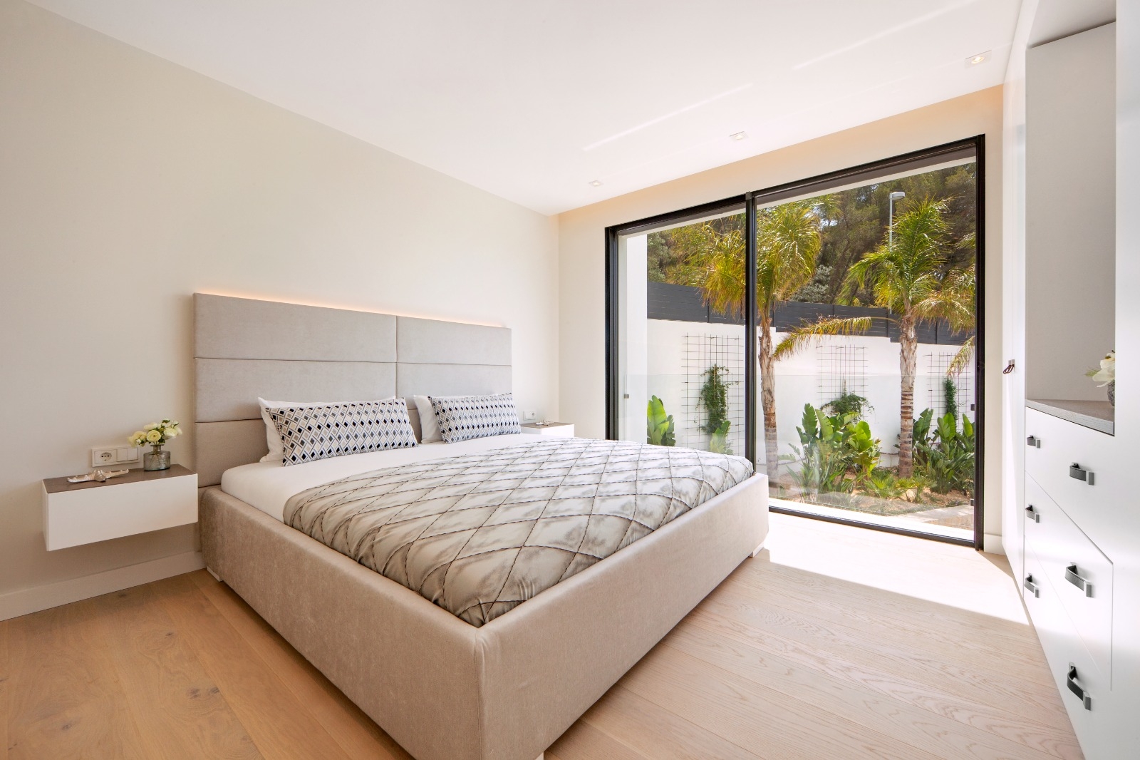 Schlafzimmer 1