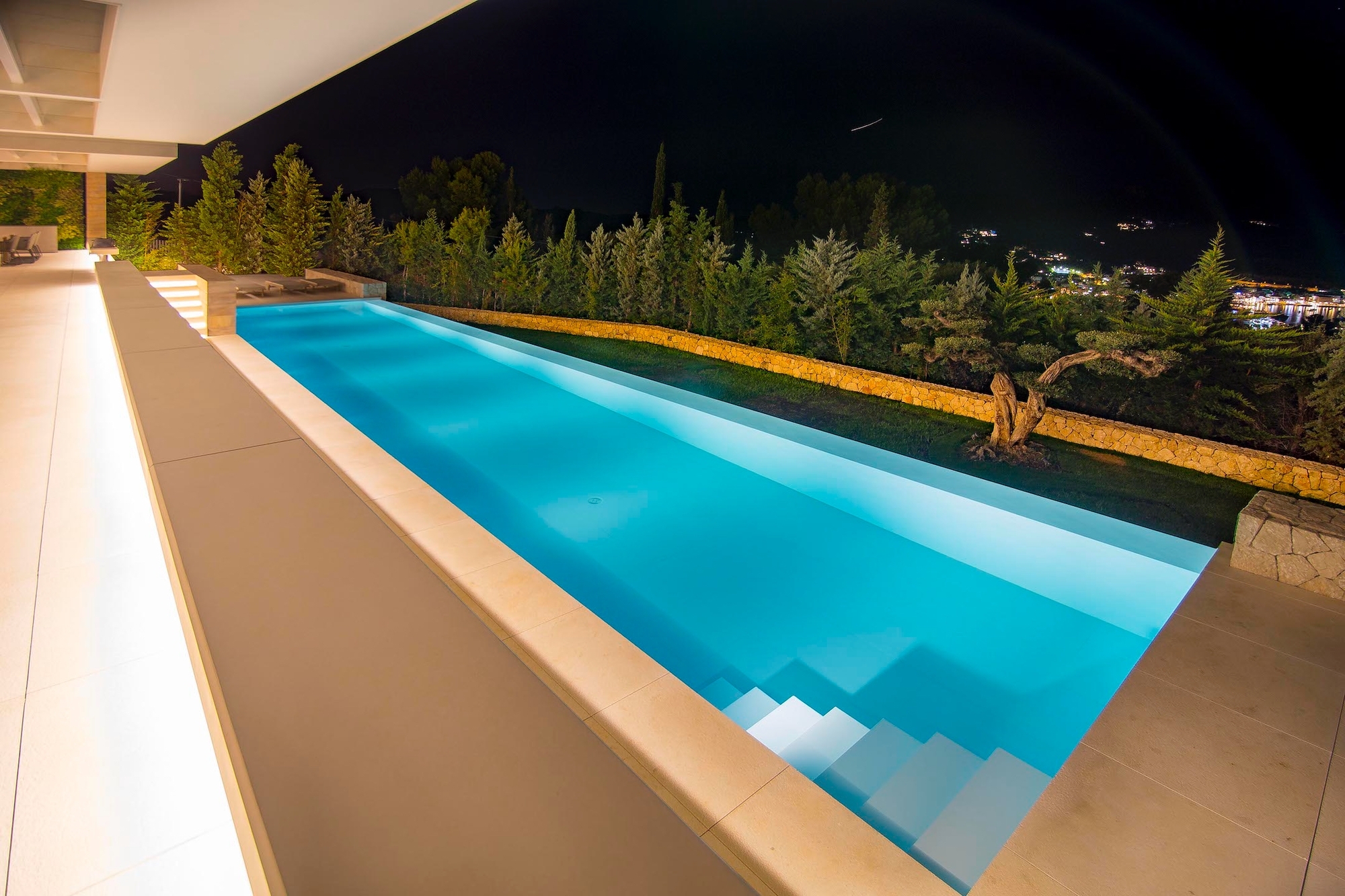 Poolbereich bei Nacht