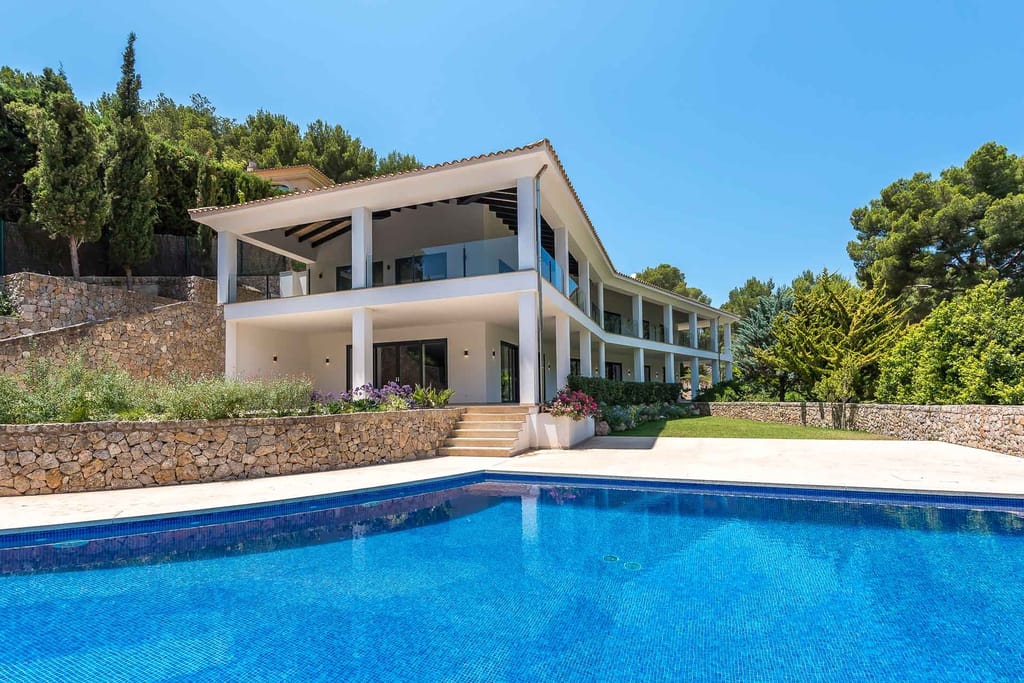 Exklusive kernsanierte Villa in zweiter Meereslinie in Cala Fornells