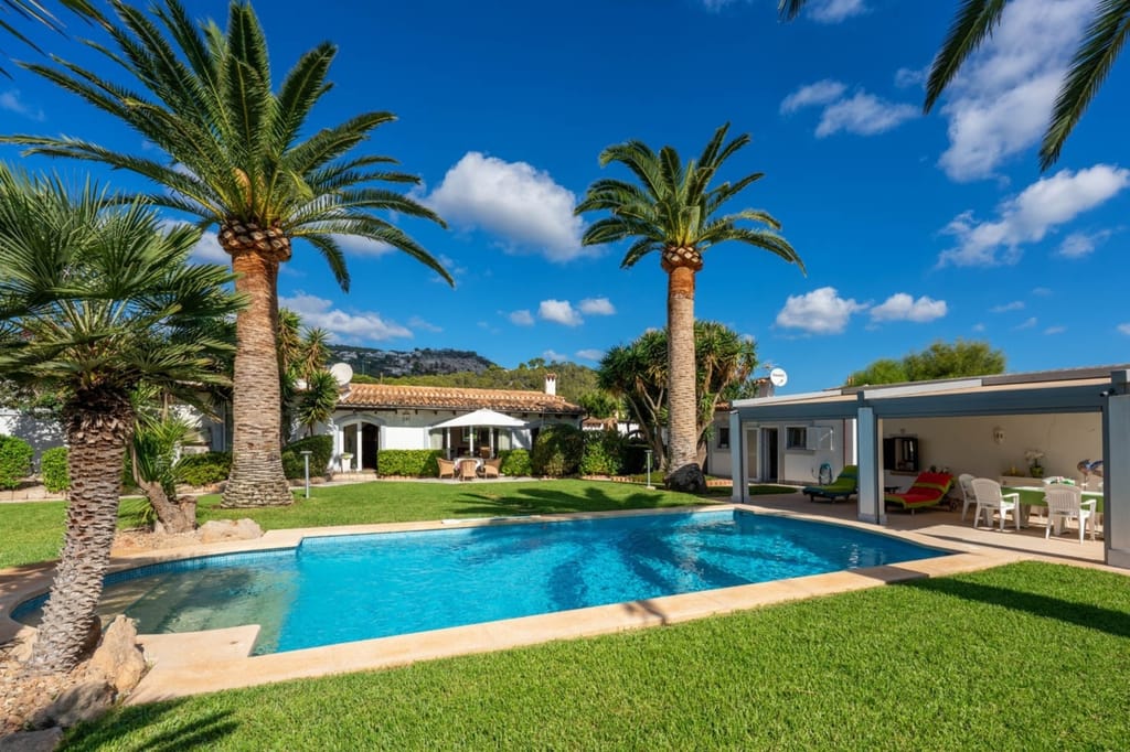 Finca mit Garten und Pool nahe dem Hafen