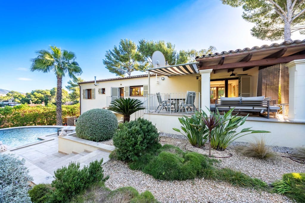 Charmante Villa mit Garten und Pool in begehrter Lage