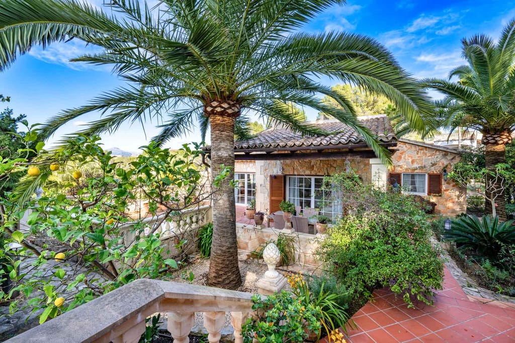 Mediterrane Villa mit Vermietungslizenz in ruhiger Lage