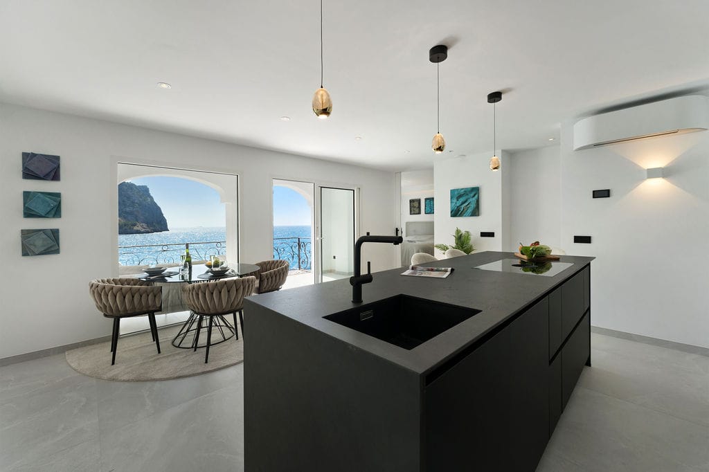Hochwertig kernsaniertes Meerblick-Appartement in erster Meereslinie – Cala Llamp