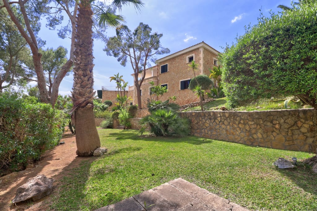 Mediterrane Villa mit Meerblick, Pool und Garten