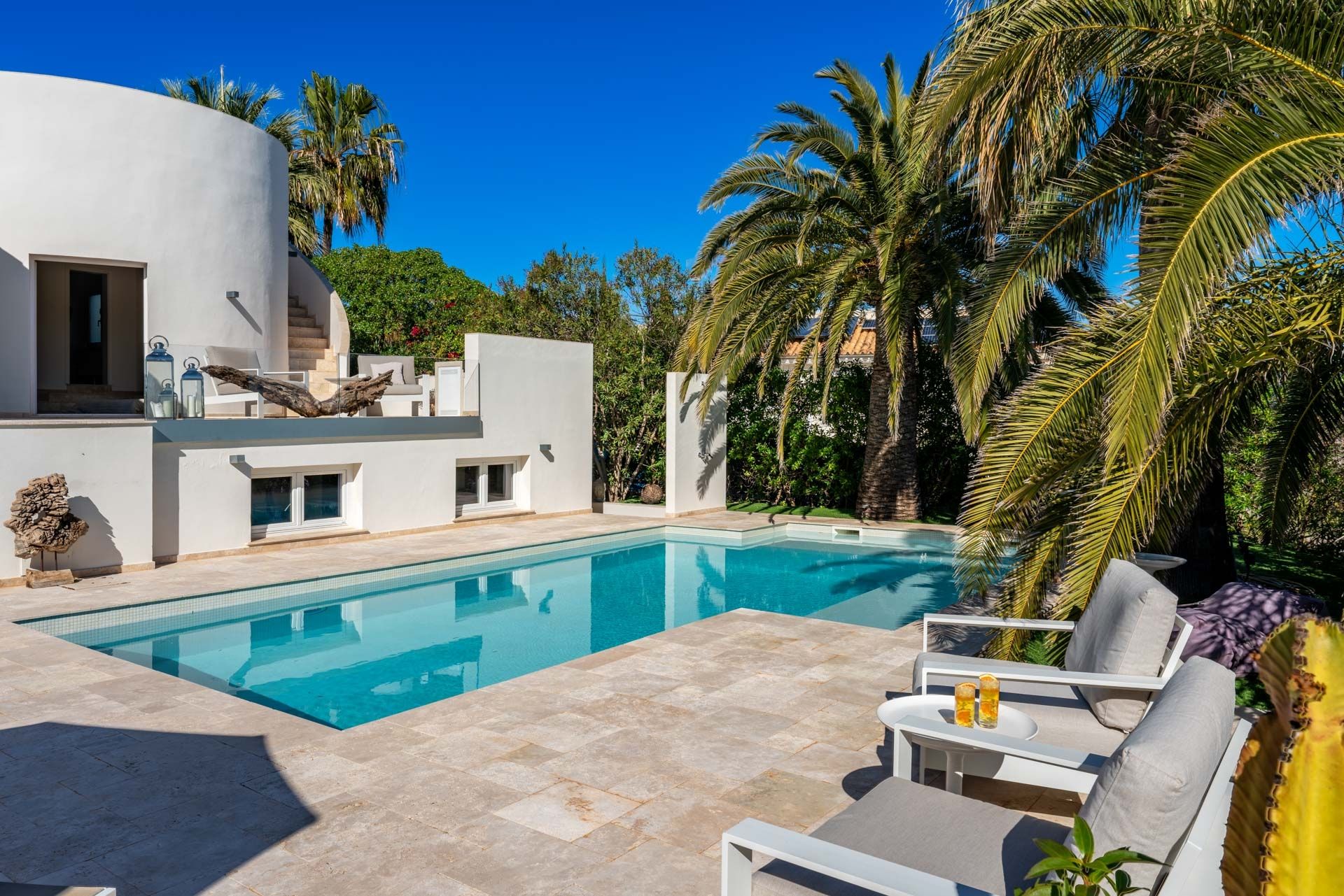 Zona piscina y ducha exterior