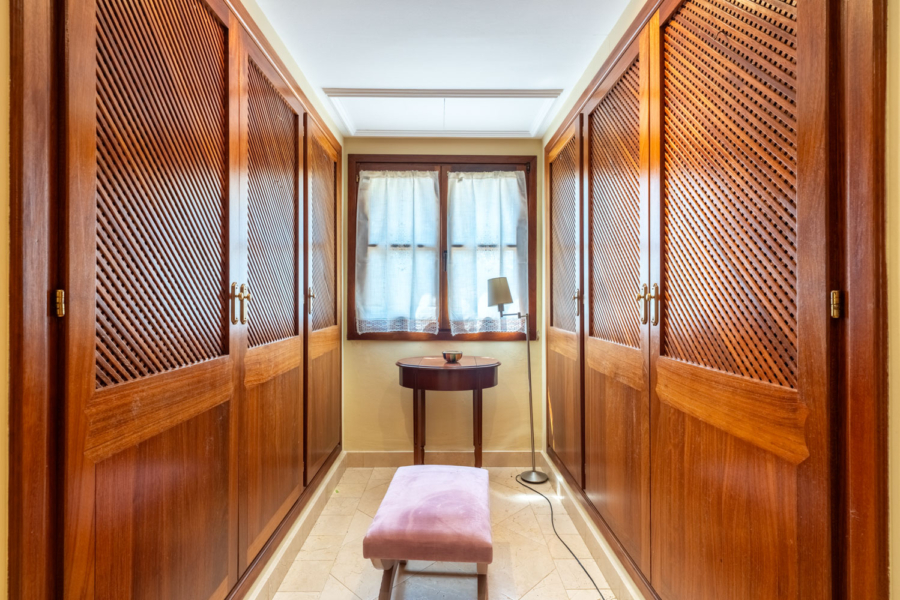 Mediterrane Villa auf großzügigem Grundstück - Ankleidebereich (5679)