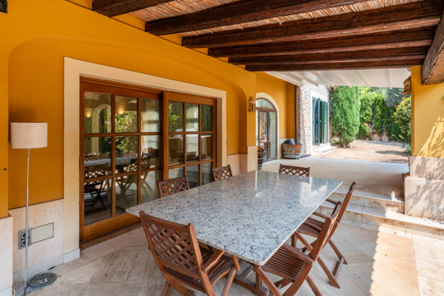 Mediterrane Villa auf großzügigem Grundstück - Terrasse mit Essbereich (5671)