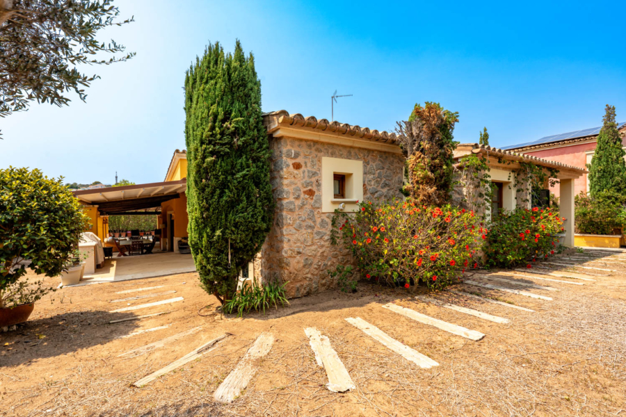 Mediterrane Villa auf großzügigem Grundstück - Seitenfassade (5686)