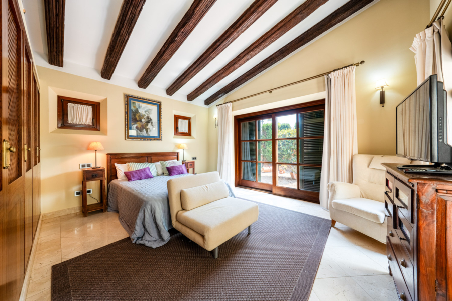 Mediterrane Villa auf großzügigem Grundstück - Schlafzimmer 2 (5682)