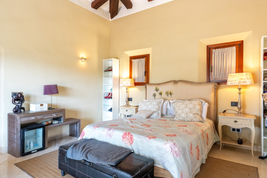 Mediterrane Villa auf großzügigem Grundstück - Schlafzimmer 1 (5678)