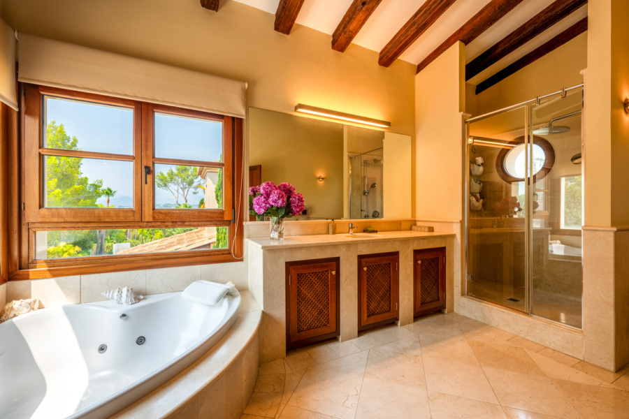 Mediterrane Villa auf großzügigem Grundstück - Badezimmer 1 (5680)