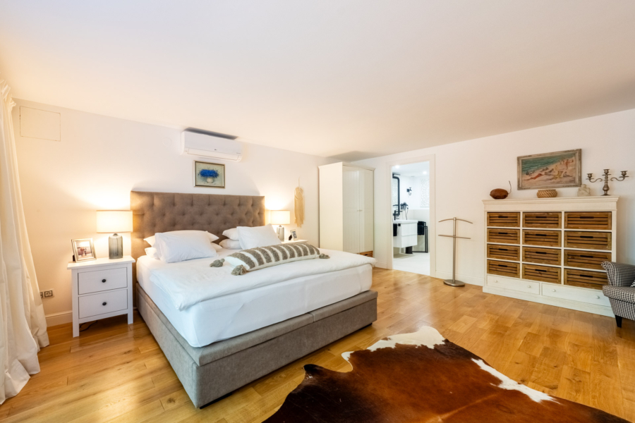 Stilvolle Familienvilla mit Pool und Garten in ruhiger Lage - Schlafzimmer 4 (5907)