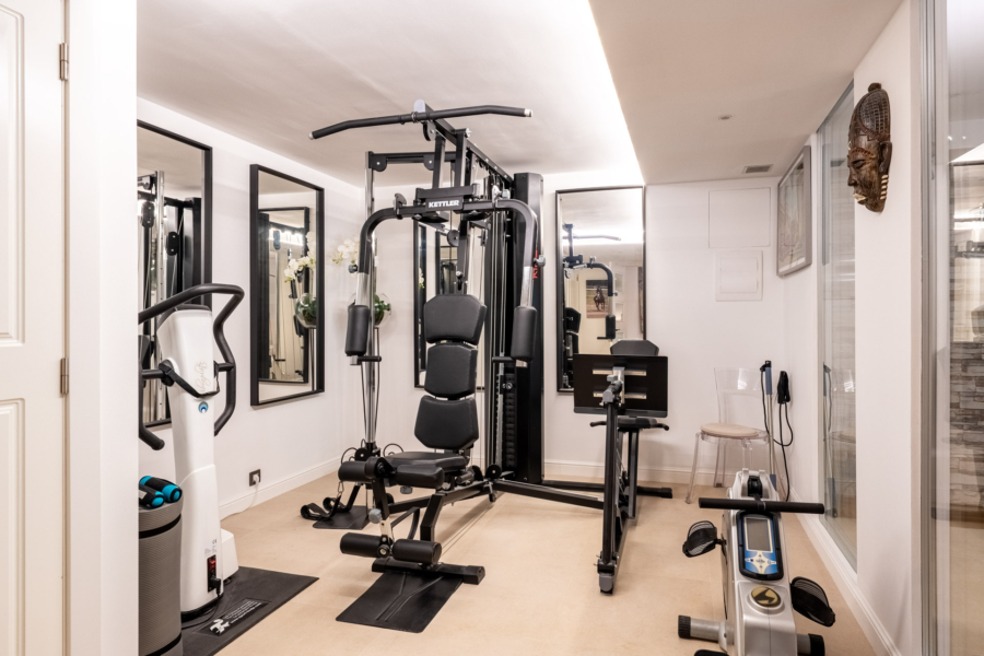 Stilvolle Familienvilla mit Pool und Garten in ruhiger Lage - Fitnessbereich (5909)