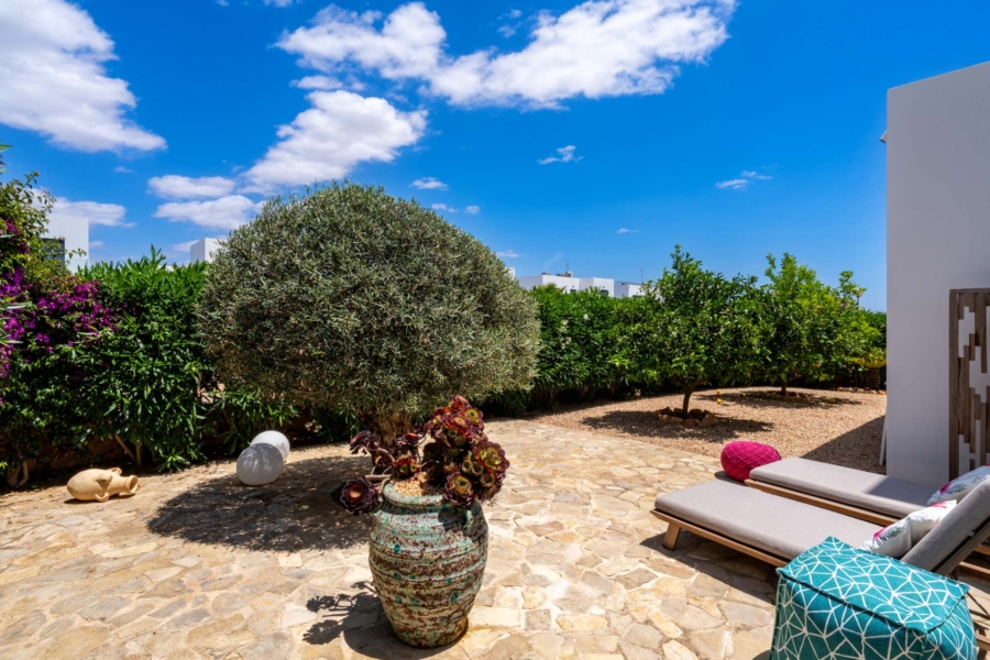Exklusive Residenz mit Pool und gepflegtem Garten in beliebter Wohngegend - Terrasse und Garten (6539)