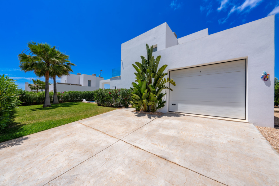 Exklusive Residenz mit Pool und gepflegtem Garten in beliebter Wohngegend - Garagenzufahrt (6540)