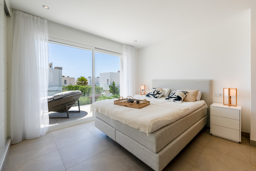 Exklusive Residenz mit Pool und gepflegtem Garten in beliebter Wohngegend - Schlafzimmer 2 (6530)