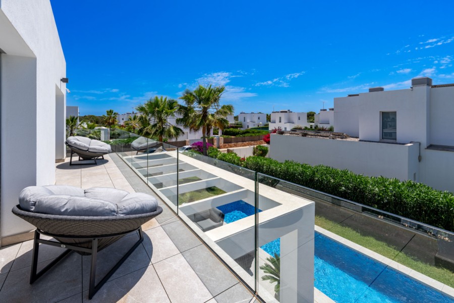 Exklusive Residenz mit Pool und gepflegtem Garten in beliebter Wohngegend - Balkon (6534)